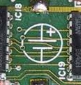 Маркування полярності батареї на платі Korg Poly-800 II