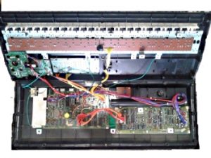 Відкритий Korg Poly-800 II з платою KLM-1032-A